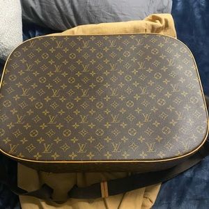 Selling a Louis Vuitton carrying on luggage in  new condition VINTAGE for $2100